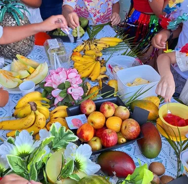 Mesa com frutas para a atividade sensorial